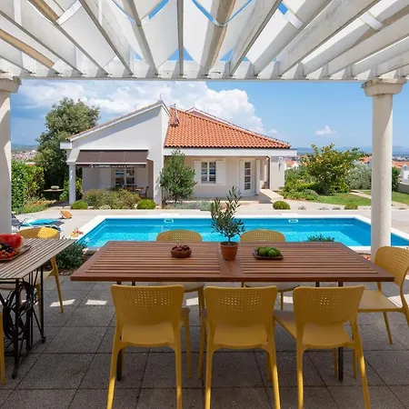 Gloriamaris Villa *