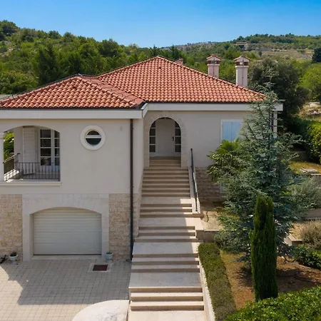 Gloriamaris Villa *