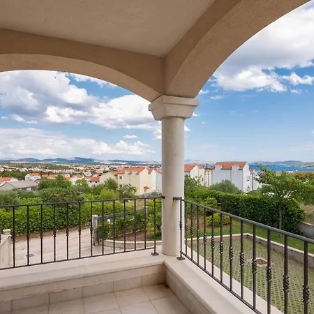 Gloriamaris Villa *